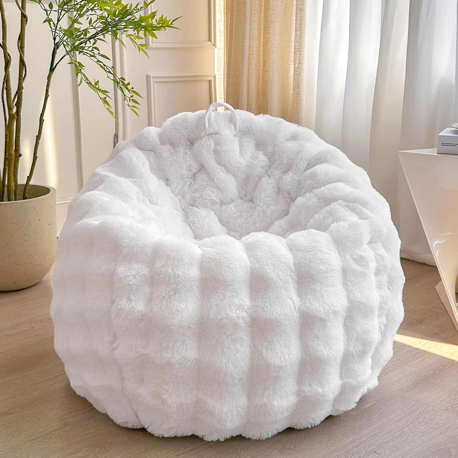 White fluffy round pouf
